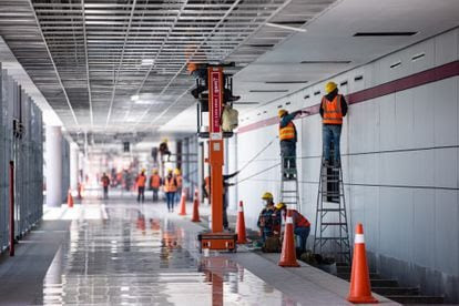 Trabajadores son vistos laborando al interior de la Terminal 1 del Aeropuerto Internacional Felipe Ángeles el 11 de Octubre de 2021.