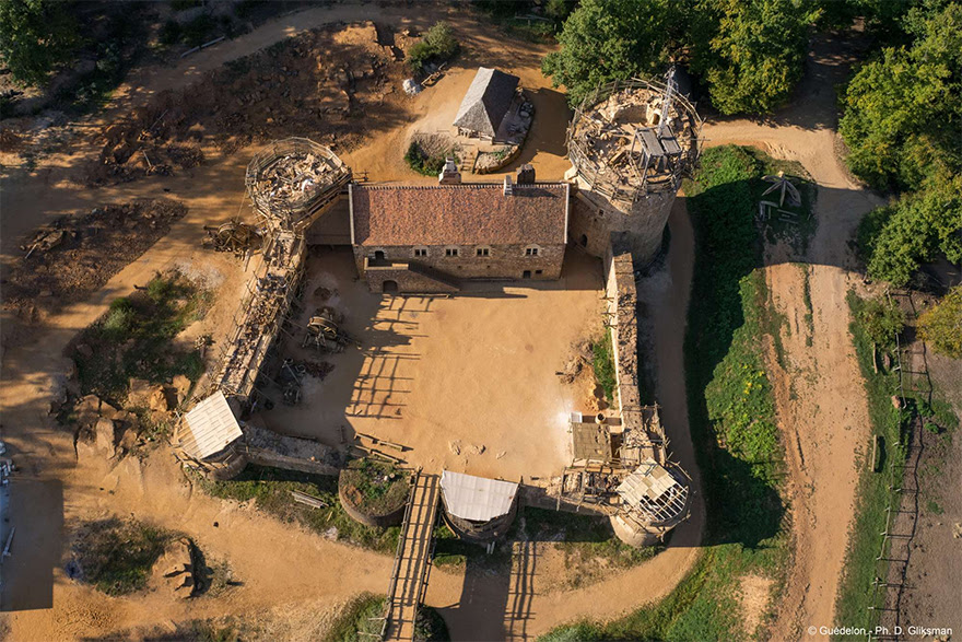 Building 13th Century Guedelon Castle France 14 59c9fe6167d7e  880 