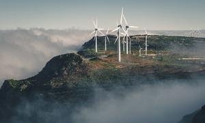 Электричество, вырабатываемое ветряными электростанциями, снижает зависимость от углеводородной энергии.
