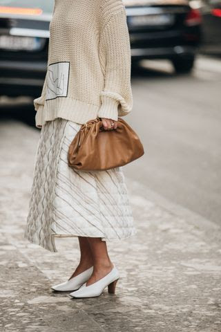 vestir blanco invierno 2020 accesorios bolso marrón