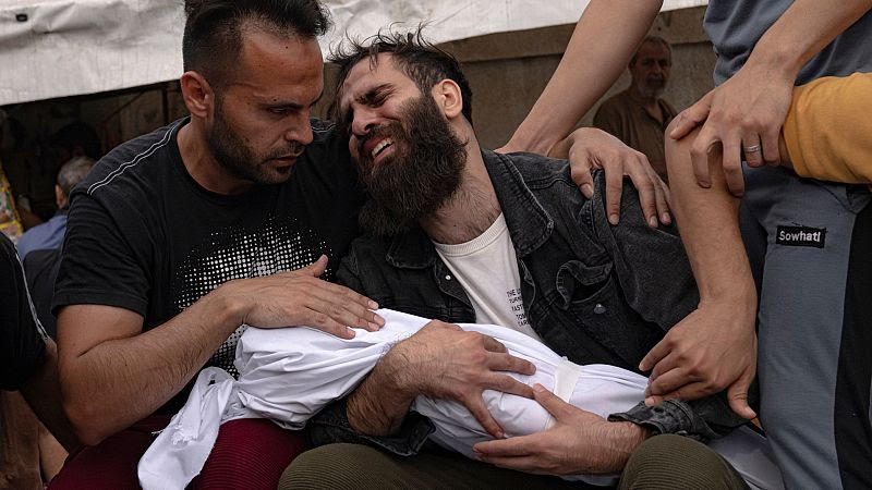 Israel Hamas war: UN warns of 'desperate' situation in Gaza as strikes step up and death toll rises 800x450_cmsv2_fdfa920e-b976-5c0e-be12-fd8a4c622c51-8000718
