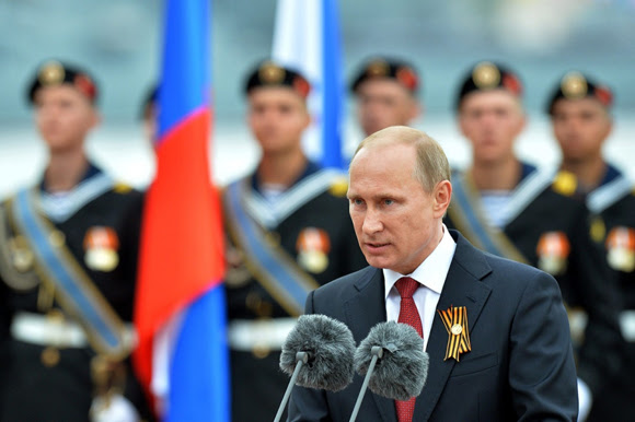 El presidente ruso, Vladimir Putin, habla durante una visita al puerto de Crimea de Sevastopol, después de haber asistido al tradicional desfile en la Plaza Roja en Moscú. Foto: AFP