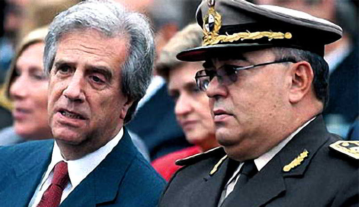 Imagen del archivo de la facultad de información y comunicación de la UDELAR de Pedro Barneix acompañando a Tabaré Vázquez en un acto durante el primer mandato de este. 