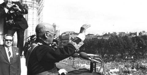 Franco, en octubre de 1975 en la plaza de Oriente, cuando calificó de "conspiración masónica izquierdista" la repulsa mundial a las cinco ejecuciones de septiembre del mismo año .- EFE