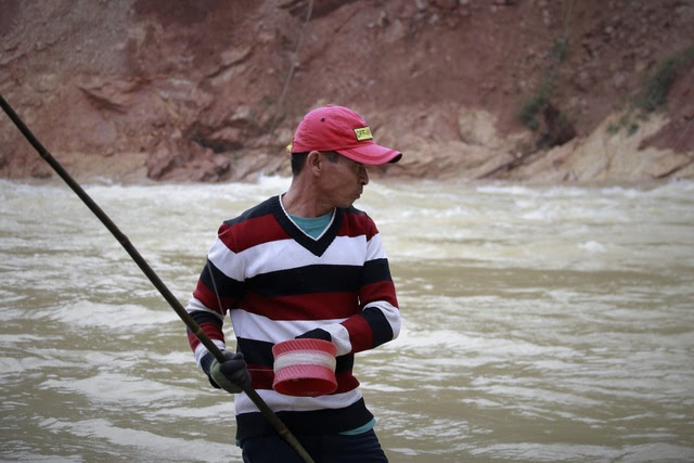 Hà Tĩnh: Hàng trăm người săn cá dưới chân tràn hồ Kẻ Gỗ - 4