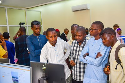 إطلاق أنشطة GUCE-Niger وافتتاح غرفة الإنترنت. 12 مايو 2022 في غرفة تجارة وصناعة النيجر (CCIN) المشغلون الاقتصاديون في غرفة الإنترنت الجديدة المتصلة بمنصة GUCE-Niger