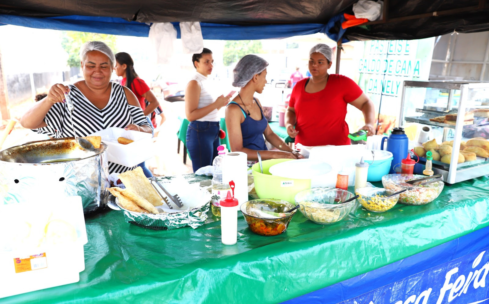 Na parte da alimentação, a empreendedora Elzely Alves, uma das comerciantes pioneiras no Dia de Finados, vendeu pastéis, caldo de cana e suco de laranja natural