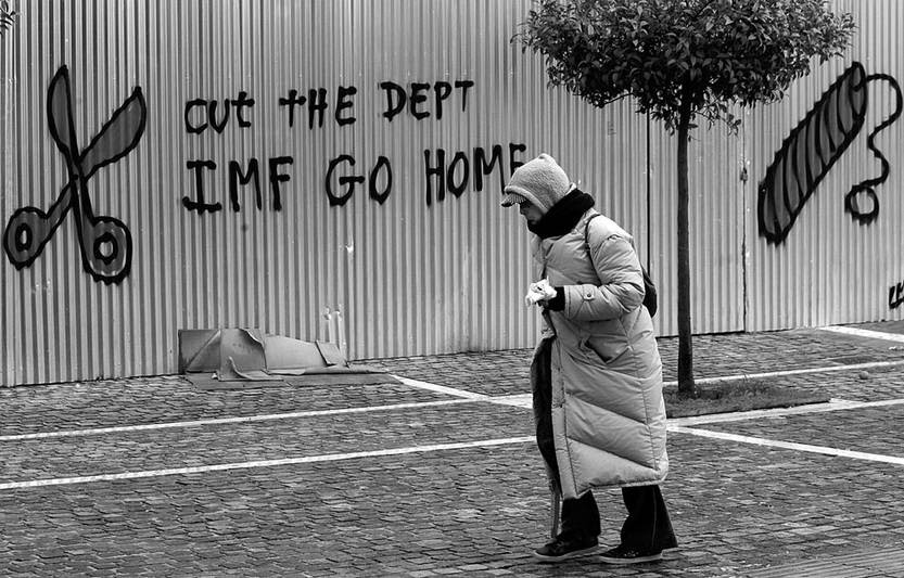 Un grafiti en el que se lee “Rebaja la deuda. FMI, vete a casa” es visto ayer, en una valla de la Academia de las Ciencias de Atenas (Grecia). Foto: Orestis Panagiotou, Efe