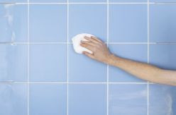Cómo eliminar el moho del baño de una manera segura y ecológica