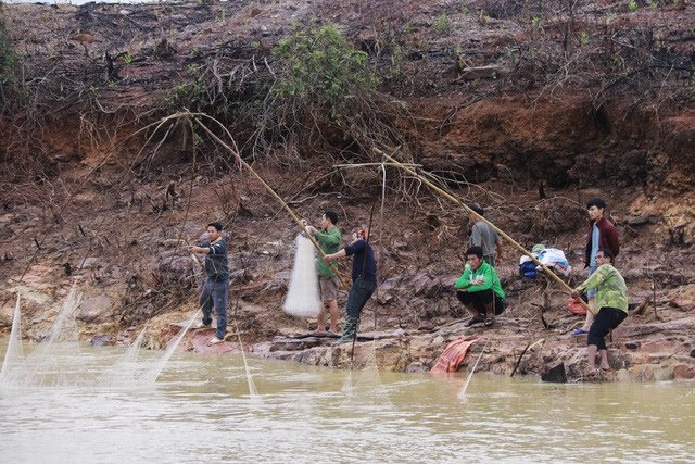 Hà Tĩnh: Hàng trăm người săn cá dưới chân tràn hồ Kẻ Gỗ - 1 Hà Tĩnh: Hàng trăm người săn cá dưới chân tràn hồ Kẻ Gỗ - 1