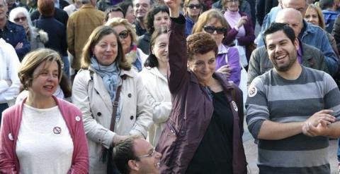 La escritora Ángeles Caso (2d), que forma parte de la candidatura de "Somos Oviedo", la marca de Podemos en la capital del Principado para las elecciones municipales del próximo 24 de mayo, durante el acto electoral celebrado esta tarde en la plaza del Fo