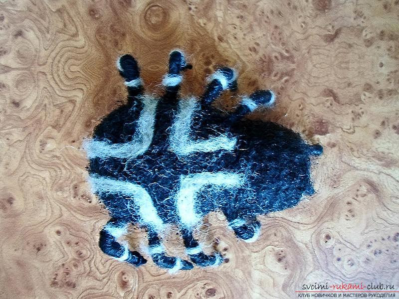 Декоративный венок в виде паутинки и паука своими руками, пошаговая инструкция по изготовлению .. фото № 27