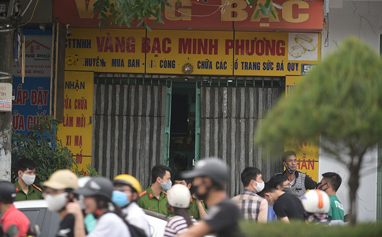 Cảnh sát phong toả hiệu vàng ở số 50 Quang Trung khám nghiệm hiện trường chiều 20/4. Ảnh: Lam Sơn.