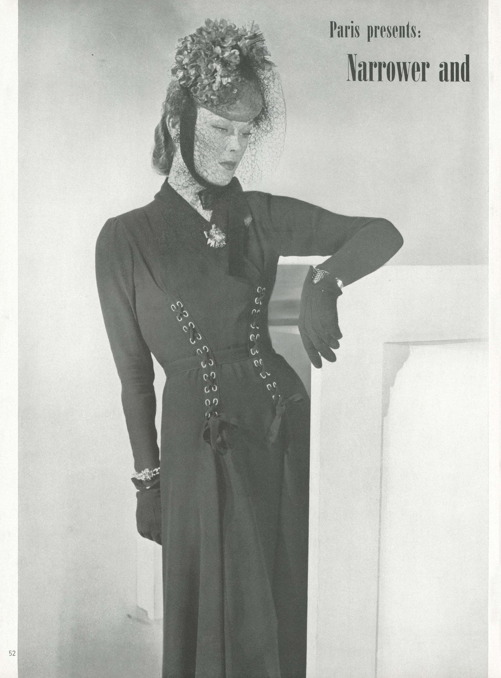 Vestido ajustado a la cintura con ojetes y lazadas de Piguet .