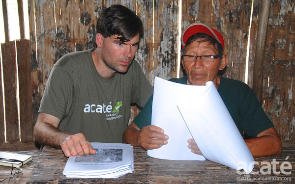Chris Herndon (esquerda) e o xamã Arturo (direita), observam um rascunho da nova enciclopédia. Foto: Acaté