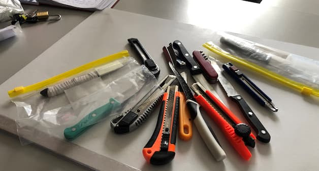 Messer, die in den letzten Wochen bei Bewohnern des
Asylheims beschlagnahmt wurden. Messer, die in den
letzten Wochen bei Bewohnern des Asylheims beschlagnahmt
wurden.