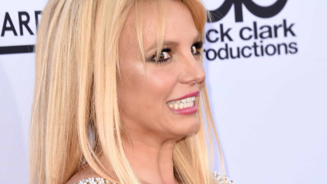 Britney Spears vai a um bar pela primeira vez na vida