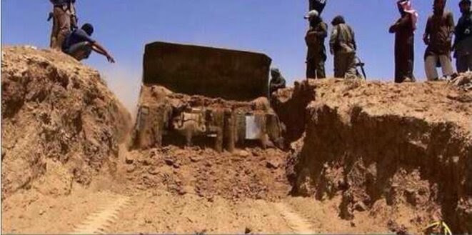 Image de propagande de Daech montrant la destruction de la frontière Sykes-Picot par un bulldozer
