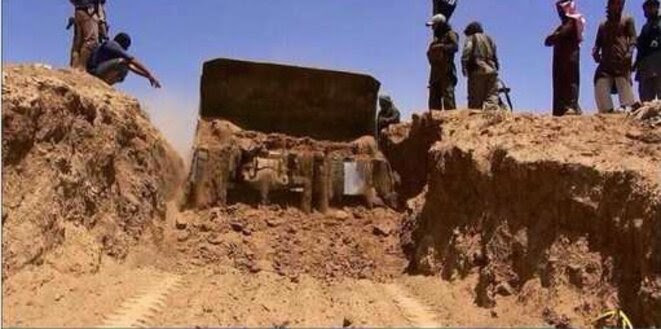Image de propagande de Daech montrant la destruction de la frontière Sykes-Picot par un bulldozer Image de propagande de Daech montrant la destruction de la frontière Sykes-Picot par un bulldozer