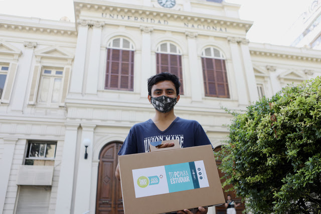 Se reanudó la entrega de tablets y notebooks para estudiantes de la UNLP Se reanudó la entrega de tablets y notebooks para estudiantes de la UNLP