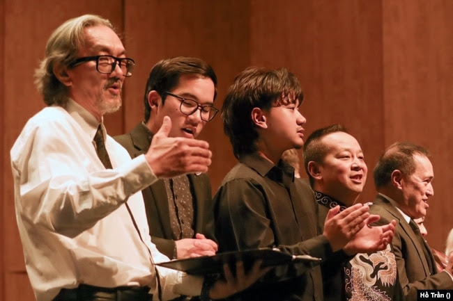 Từ trái: Nhạc sĩ Ian Bùi, nhạc sĩ Patrick Vũ, Sumo, nhạc trưởng Jon Lê Culpepper và ca sĩ Phạm Hà.