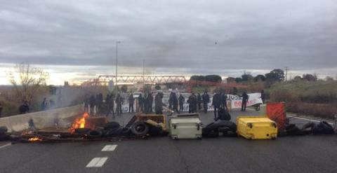 Barricadas en la carretera cercana a la UAM./ Foto vía Twitter @juancarlosmohr