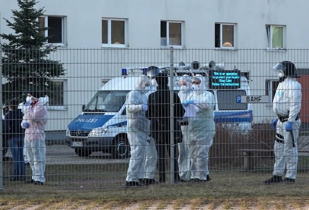 Wegen Unruhen nach Corona-Ausbruch: Großeinsatz der
Polizei im Suhler Asylheim. Wegen Unruhen nach
Corona-Ausbruch: Großeinsatz der Polizei im Suhler Asylheim.