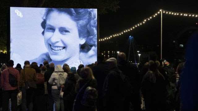 Cidadãos fizeram uma enorme fila para dar adeus a Elizabeth 2ª