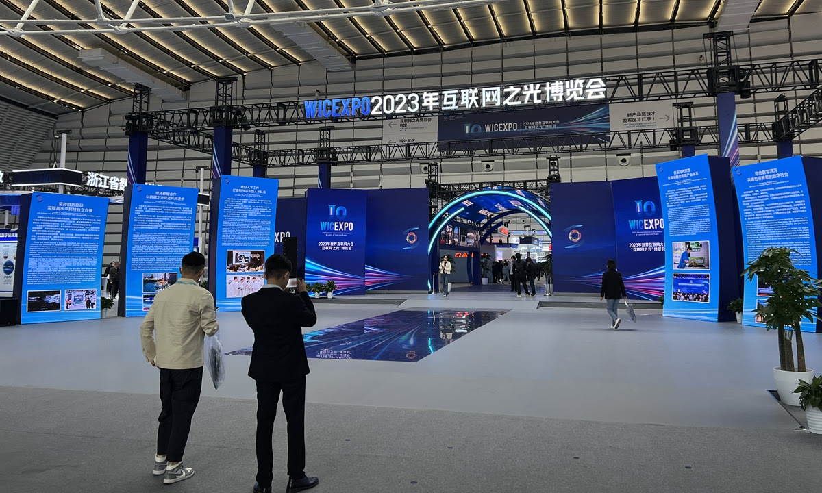 Az emberek fényképeznek a 2023-as World Internet Conference (WIC) wuzheni csúcstalálkozóján 2023. november 8-án. Fotó: Li Xuanmin/GT