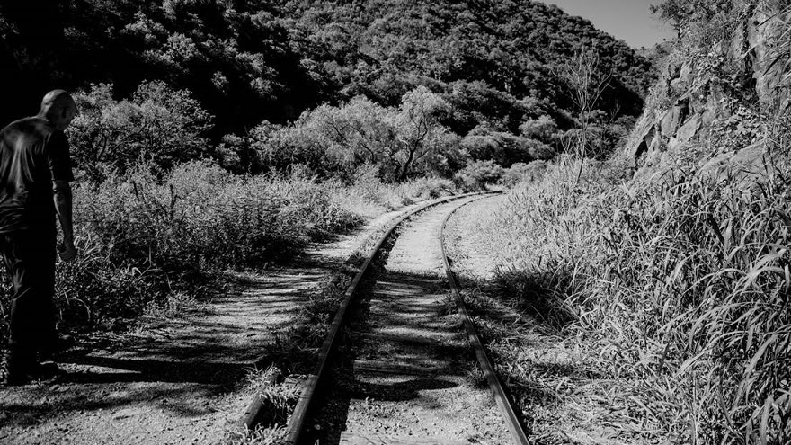Las vías del ferrocarril, único medio de acceso al pueblo.