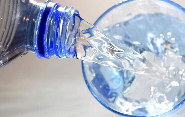 هل وجود الصوديوم في مياه الشرب المعبأة يشكل قلقاً على الصحة؟.. الغذاء والدواء تجيب