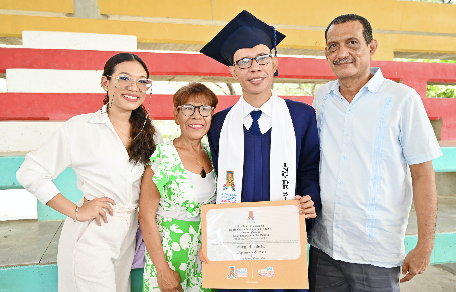 Graduado de Uniguajira Edelberto Martínez López, junto a su familia