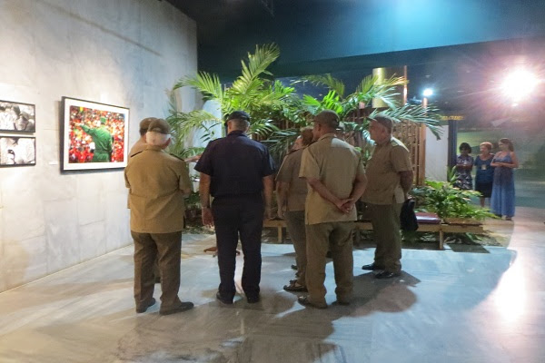 Oficiales del ejército cubano visitan la sala de exposiciones en la Plaza de la Revolución