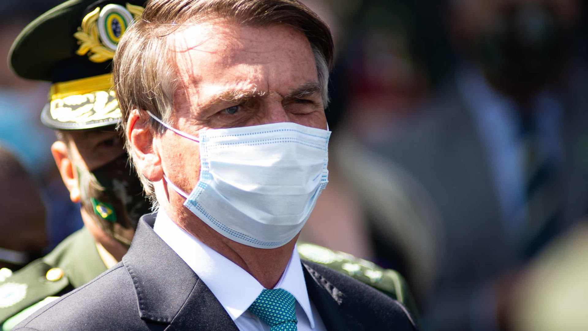 Bolsonaro ocultou do MPF compra de máscaras por metade do preço de modelo impróprio