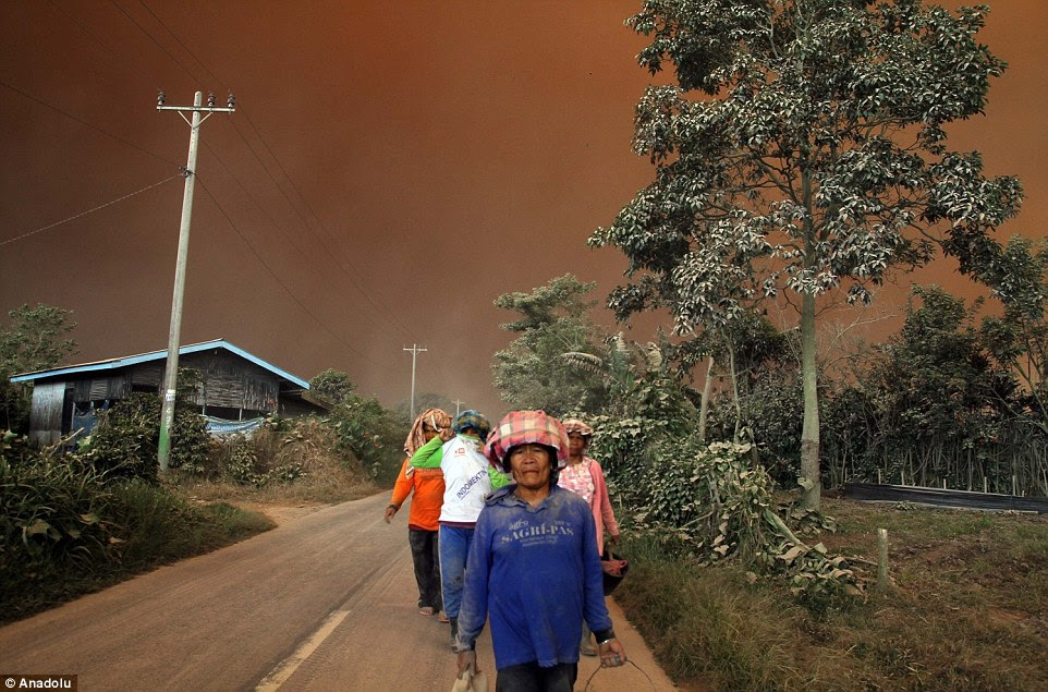 Thousands of villagers flee as Indonesian volcano continues to spew rocks, ash and hot gas  2999767200000578-0-image-a-46_1434797710249
