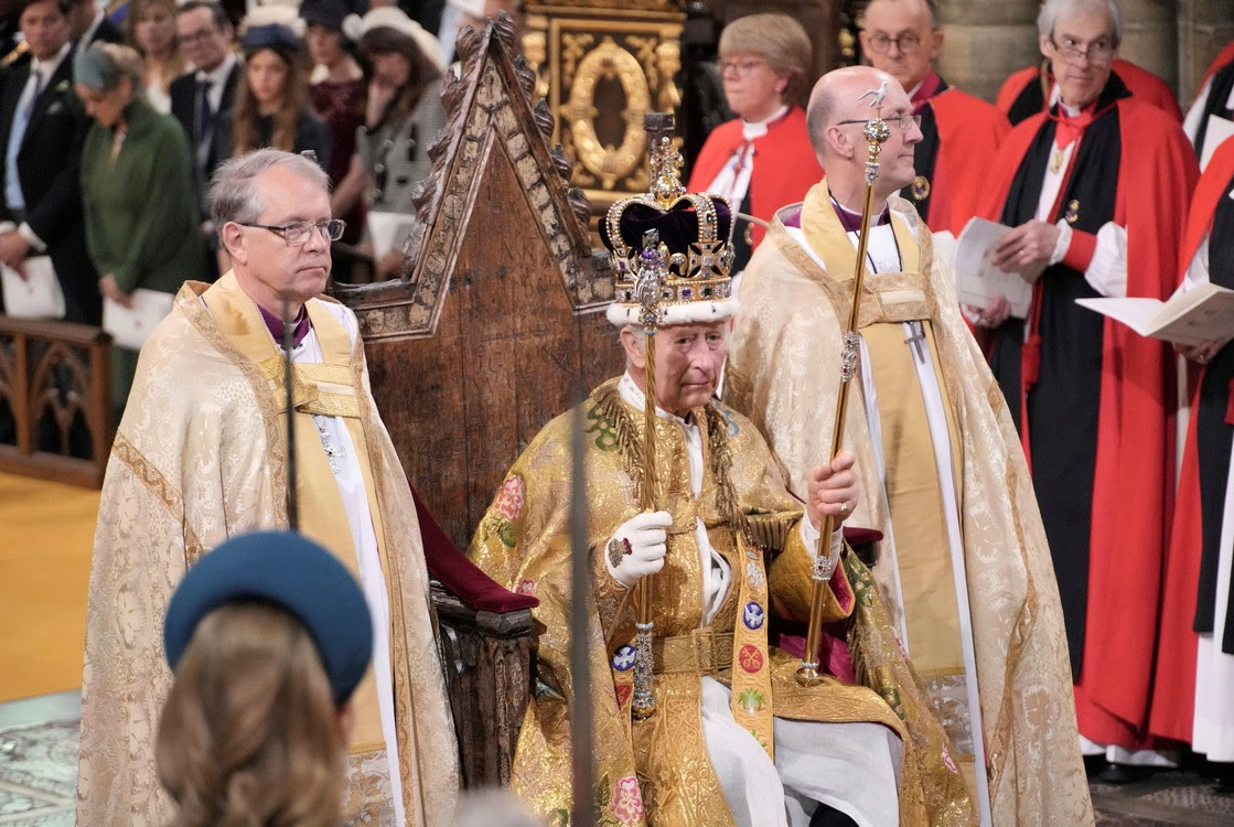 Vua Charles III ngồi khi được Tổng Giám mục Canterbury, , trao vương miện St Edward's Crown.  (Jonathan Brady/Ảnh hồ bơi qua AP)