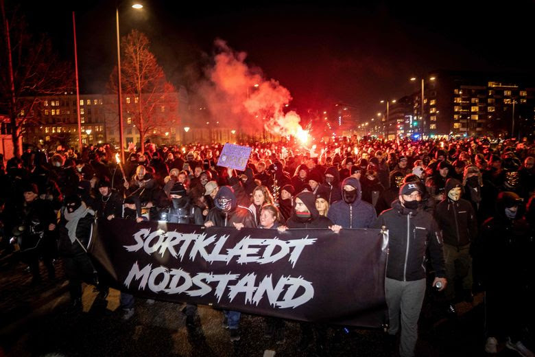 A l'appel du collectif "Men in Black Denmark", une manifestation s'est tenue samedi à Copenhague derrière une bannière "La résistance vêtue de noir".