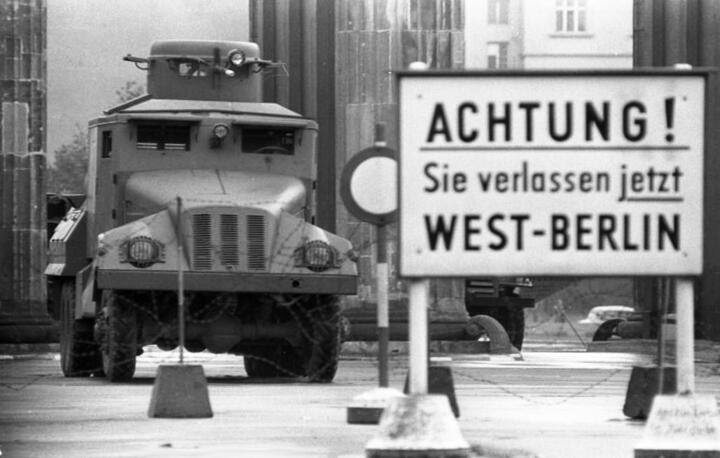13 августа 1961 года, возле Бранденбургских ворот. Надпись на плакате: «Внимание! Вы покидаете Западный Берлин». На заднем плане автомобиль-водомет ГДР. Фото: wikipedia.org