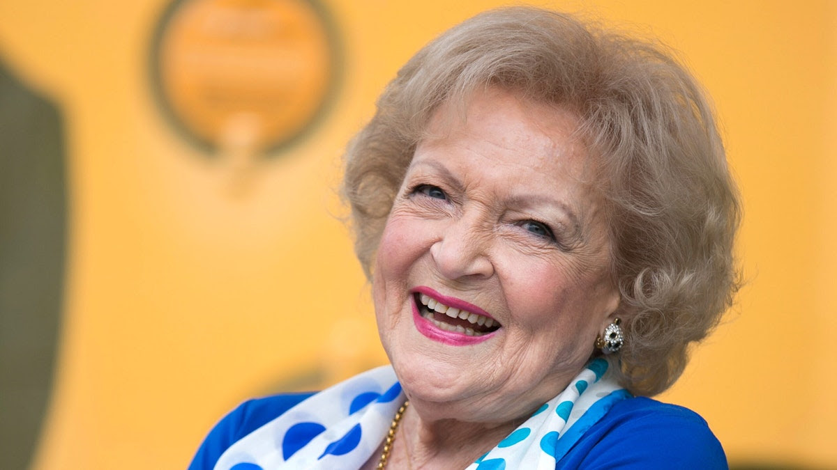 Fans On Death Of Betty White: ‘An American Icon With An Infectious Spirit,’ ‘World Looks Different Now’
