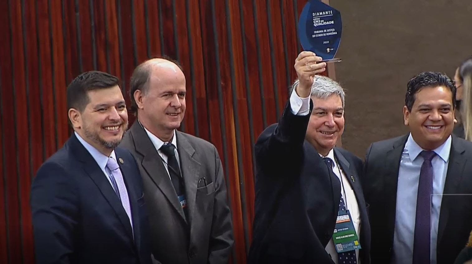 A foto mostra o presidente do TJRO erguendo o prêmio