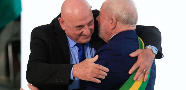 1º.jan.2023 - Presidente Lula abraça o general Gonçalves Dias, durante cerimônia de posse
