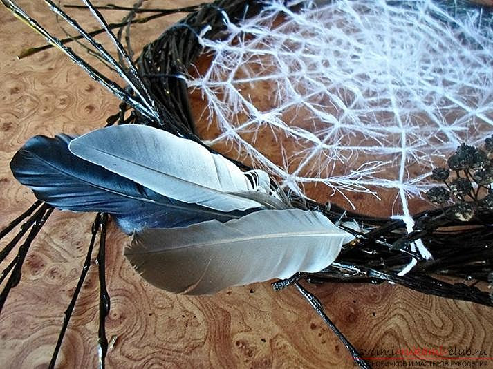 Декоративный венок в виде паутинки и паука своими руками, пошаговая инструкция по изготовлению .. фото № 29