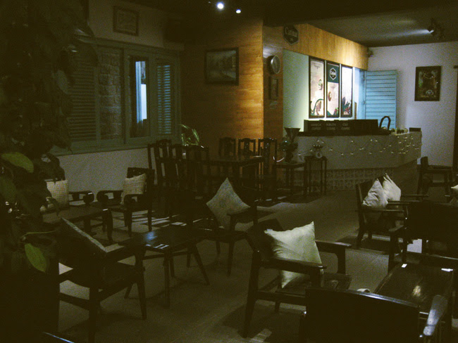 Ở Bảo Lộc có rất nhiều quán cafe đẹp, và view thì nếu đi buổi sáng có thể thấy được đồi chè ngay dưới tầm nhìn của mình luôn đó nhé.