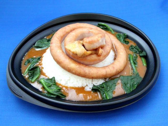 ハブエキス入りのカレーの上にはハブに見立てたウインナー! ハブカレー