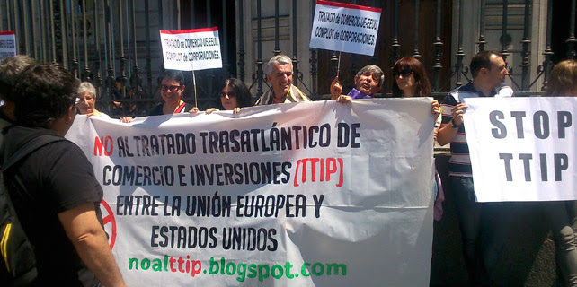 Manifestaciones contra el Tratado de Libre Comercio entre la Unión Europea y Estados Unidos este lunes, ante la Casa de América, en Madrid. A. LÓPEZ DE MIGUEL.