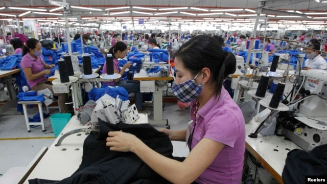 Công nhân làm việc tại một nhà máy may mặc ở ngoại ô Hà Nội.