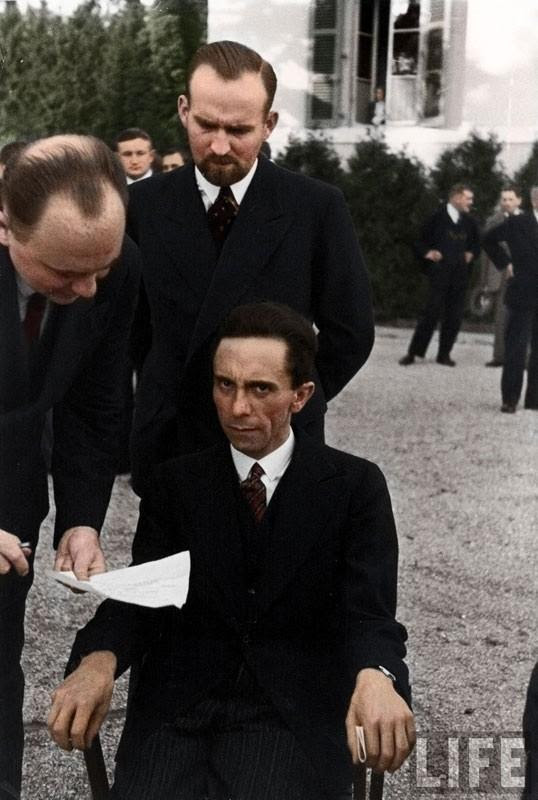 O Ministro da Propaganda nazista, Joseph Goebbels, faz cara feia para um fotógrafo judeu em 1933 