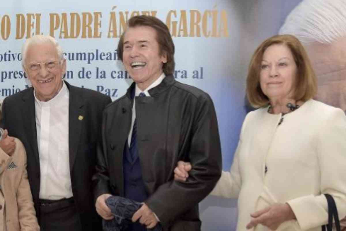 El polémico sacerdote celebra su cumpleaños junto a Raphael y Natalia Figueroa.