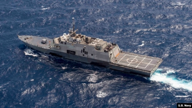 Tàu chiến Mỹ USS Fort Worth trong một cuộc tuần tra ở Biển Đông cùng với tàu khu trục tên lửa dẫn đường USS Lassen. (Ảnh: Joe Bishop/Hải quân Hoa Kỳ).