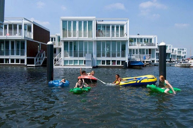 photo 7 15572187636221310808256 Ngạc nhiên với hàng trăm ngôi nhà xinh đẹp được xây nổi trên mặt nước tại Amsterdam